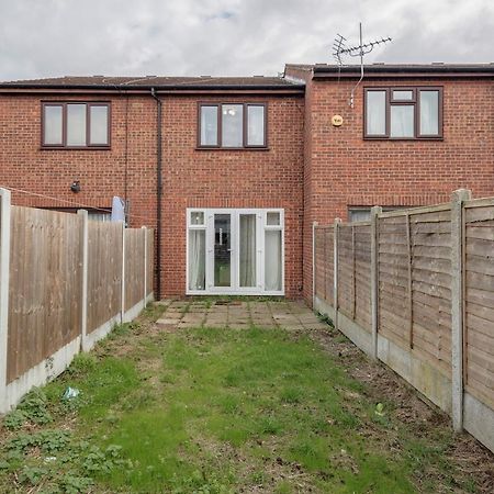 Lovely House In Dagenham / Barking With Free Parking, Wifi & Garden Exteriör bild