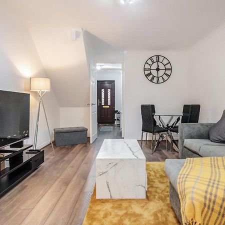 Lovely House In Dagenham / Barking With Free Parking, Wifi & Garden Exteriör bild