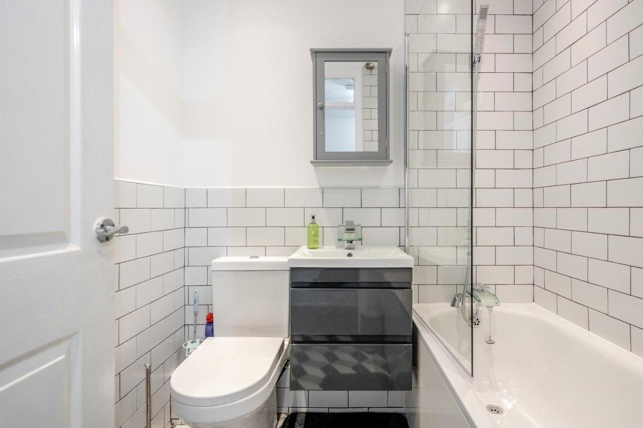 Lovely House In Dagenham / Barking With Free Parking, Wifi & Garden Exteriör bild