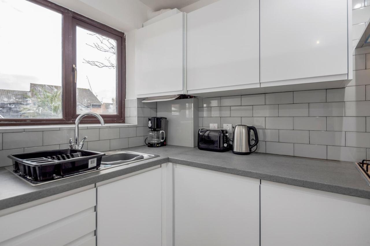 Lovely House In Dagenham / Barking With Free Parking, Wifi & Garden Exteriör bild