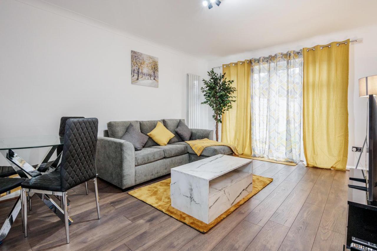 Lovely House In Dagenham / Barking With Free Parking, Wifi & Garden Exteriör bild