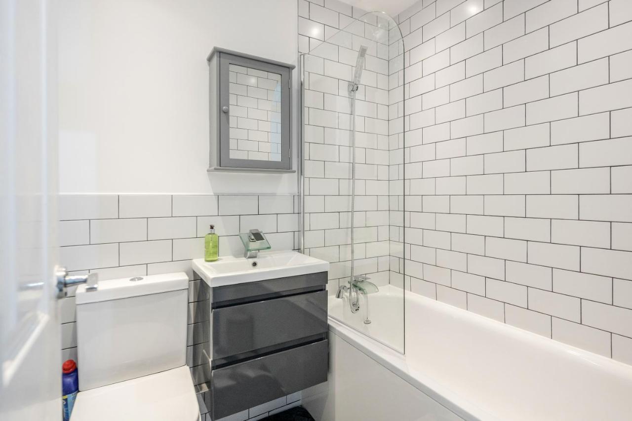 Lovely House In Dagenham / Barking With Free Parking, Wifi & Garden Exteriör bild
