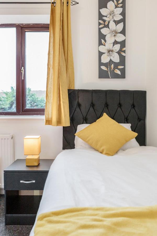 Lovely House In Dagenham / Barking With Free Parking, Wifi & Garden Exteriör bild