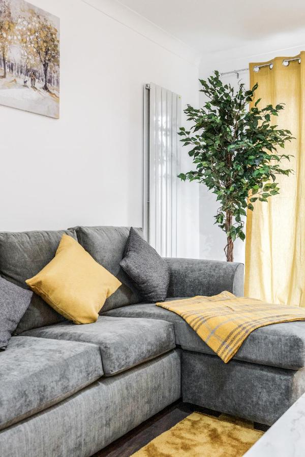 Lovely House In Dagenham / Barking With Free Parking, Wifi & Garden Exteriör bild