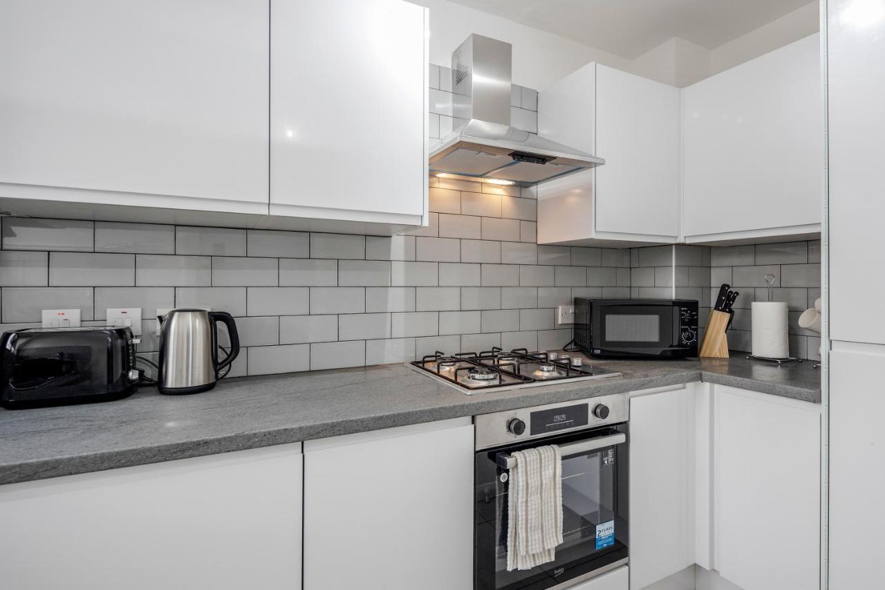 Lovely House In Dagenham / Barking With Free Parking, Wifi & Garden Exteriör bild
