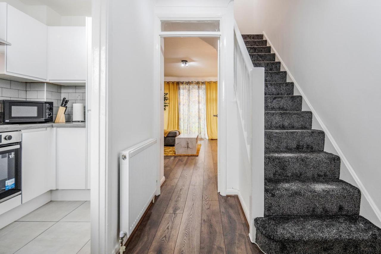 Lovely House In Dagenham / Barking With Free Parking, Wifi & Garden Exteriör bild