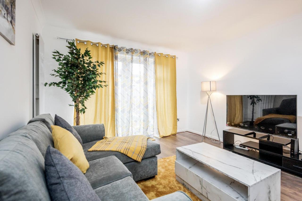 Lovely House In Dagenham / Barking With Free Parking, Wifi & Garden Exteriör bild