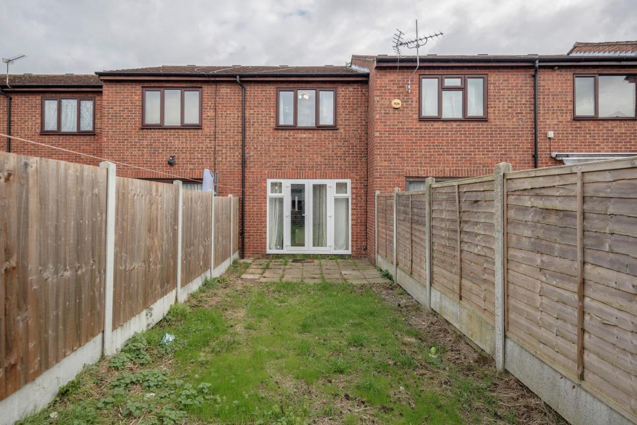 Lovely House In Dagenham / Barking With Free Parking, Wifi & Garden Exteriör bild