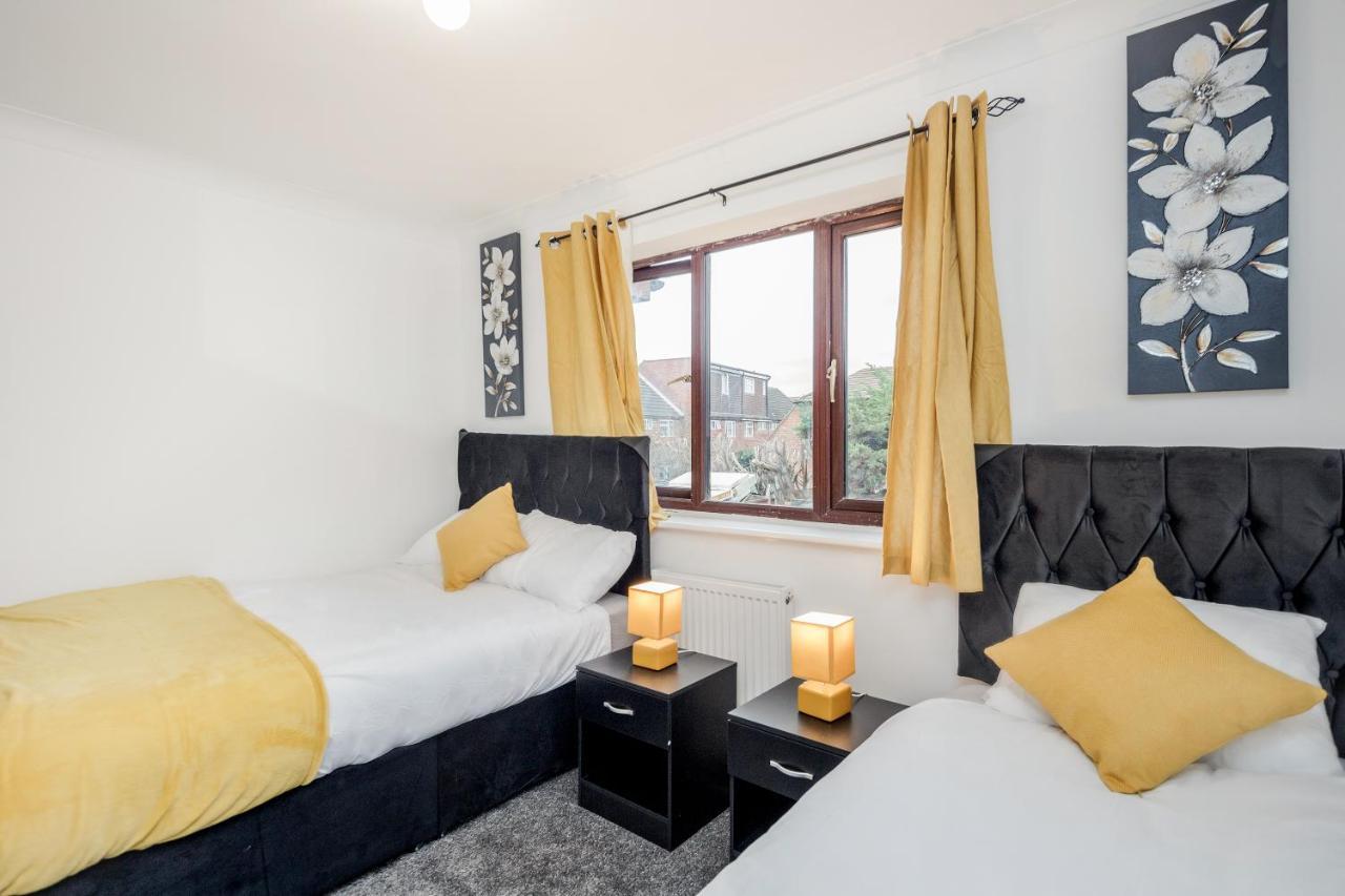 Lovely House In Dagenham / Barking With Free Parking, Wifi & Garden Exteriör bild