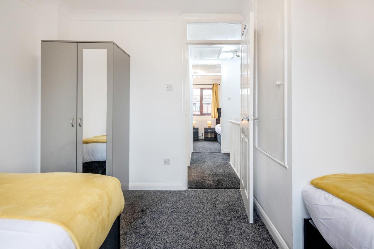 Lovely House In Dagenham / Barking With Free Parking, Wifi & Garden Exteriör bild
