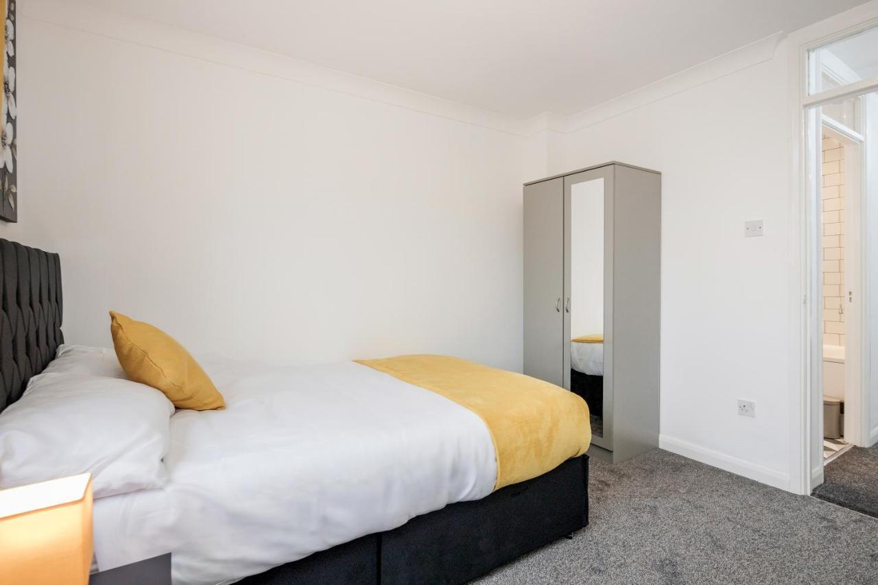 Lovely House In Dagenham / Barking With Free Parking, Wifi & Garden Exteriör bild