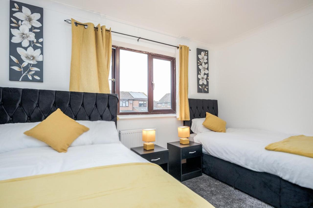 Lovely House In Dagenham / Barking With Free Parking, Wifi & Garden Exteriör bild